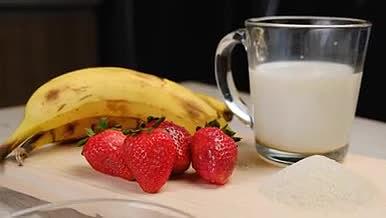香蕉草莓牛奶营养早餐美好自律生活视频的预览图